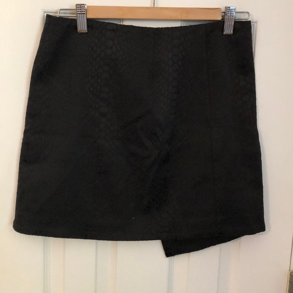 Snakeskin print black mini skirt